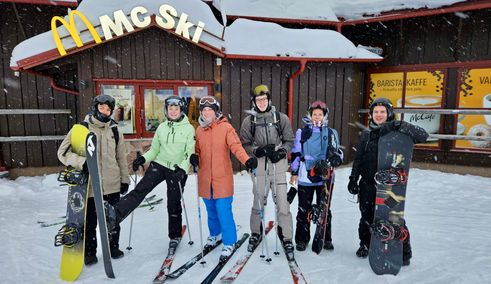 Groepsfoto skien en snowboarden